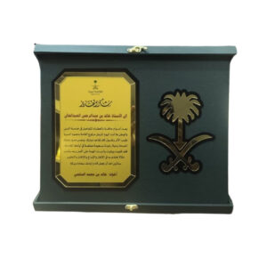 درع جلد فاخر مقاس 42×30سم شعار المملكة